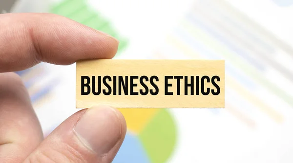 Oříznutý Pohled Ruce Držící Dřevěnou Kostku Nápisem Business Ethics Pracovním — Stock fotografie