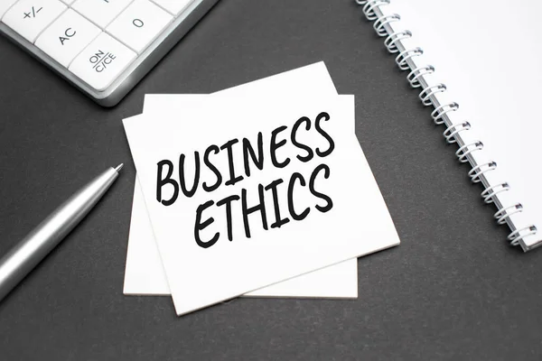 나무로 Business Ethics 계산기 노트북 — 스톡 사진