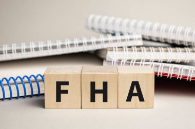 Tahta blok küplerdeki KPI kısaltması açık mavi gradyan arkaplanındaki ahşap masa, sık sık sorulan sorular, iş müşteri hizmetleri ve destek kavramı