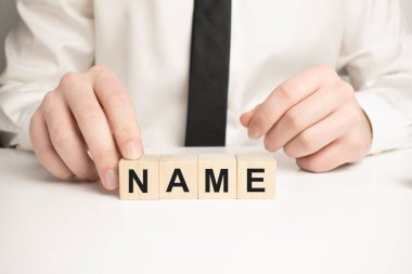 güzel bir bulanık arkaplandaki küplerdeki konsept kelime