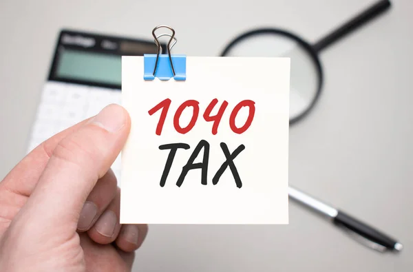 1040 Vergi Kartı Beyaz Arka Plan Beyaz Hesap Makinesinde Izole — Stok fotoğraf