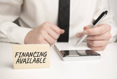 İş görüşmesi zamanı. Finanse edilebilir. Defter ahşap masada. Fikir sunumu, planları analiz et.