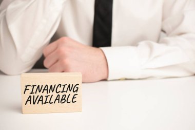 İş görüşmesi zamanı. Finanse edilebilir. Defter ahşap masada. Fikir sunumu, planları analiz et.