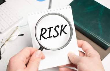 Büyüteç üzerinde metin RISK olan büyüteç