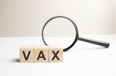 Gri arka planda tahta küplere vax yazma