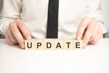 Adam ahşap bloklarla kelime UPDATE yaptı