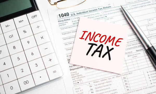 Income Tax Mit Stift Taschenrechner Glas Und Aufkleber Steuererklärung Unterschreiben — Stockfoto