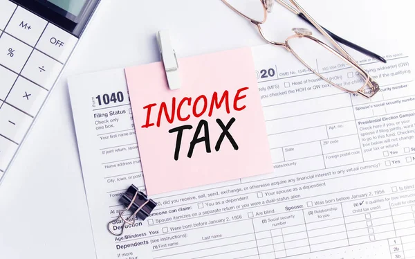 Inkomen Tax Met Pen Rekenmachine Glas Sticker Teken Belastingaangifte — Stockfoto