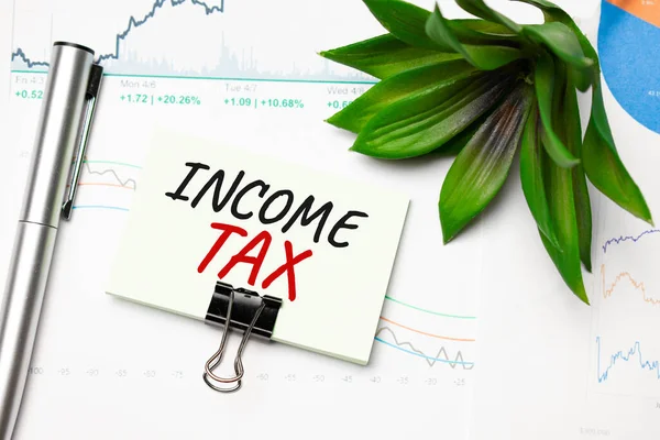 Naklejki Notebooku Tekst Income Tax Długopisem Okularami Białym Tle — Zdjęcie stockowe