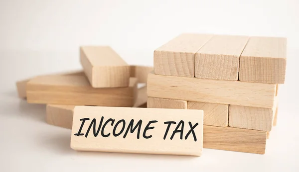 Tekst Income Tax Jest Napisany Jednym Wielu Rozrzuconych Drewnianych Bloków — Zdjęcie stockowe