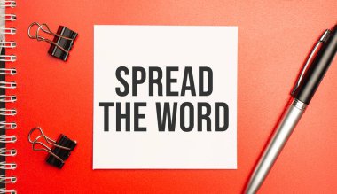 Kelime işaretini kırmızı not defterine kalem ile kağıt üzerine yayın.