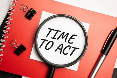 Masaüstünde raporlar, not defterleri, hesap makinesi, nakit para ve üzerinde 