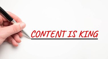 El yazısı içeriği kırmızı kalemli bir kraldır. Beyaz arka planda izole edilmiş. İş konsepti.