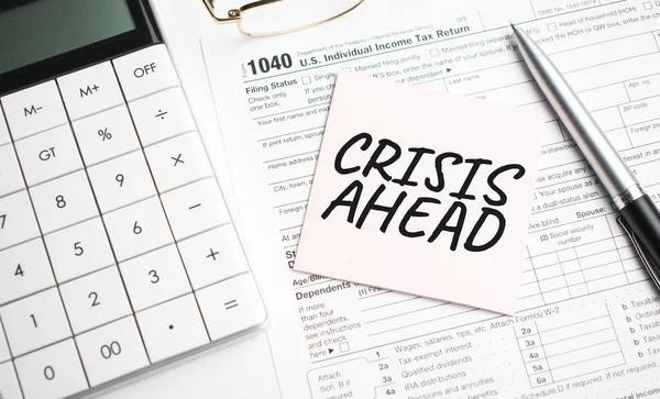 Crisis Ahead Met Pen Rekenmachine Glas Sticker Teken Belastingaangifte — Stockfoto