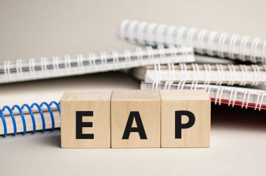 Tahta blok küplerdeki kısaltma açık mavi gradyan arkaplan üzerindeki ahşap masa, sıklıkla sorulan sorular, iş müşteri hizmetleri ve destek kavramı