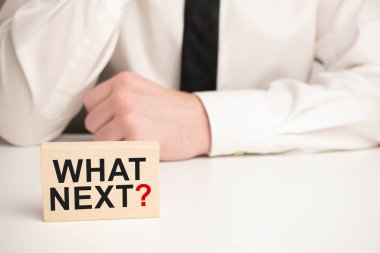 Sırada ne var? Finanse edilebilir. Defter ahşap masada. Fikir sunumu, planları analiz et.