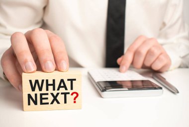 Sırada ne var? Finanse edilebilir. Defter ahşap masada. Fikir sunumu, planları analiz et.