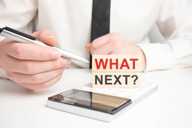 Sırada ne var? Finanse edilebilir. Defter ahşap masada. Fikir sunumu, planları analiz et.