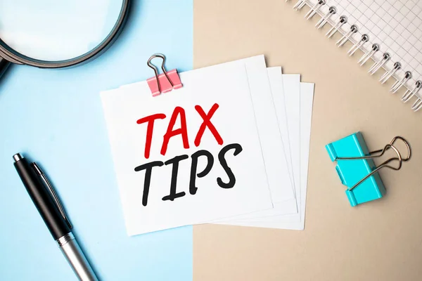 Světlém Pozadí Lupa Pero Notebook Nápisem Tax Tips Obchodní Koncept — Stock fotografie