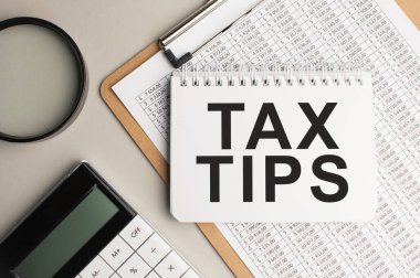 Metin TAX TIPS ile not, beyaz arkaplanda siyah işaret ile