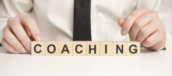 Человек сделал слово тренировки с деревянными блоками