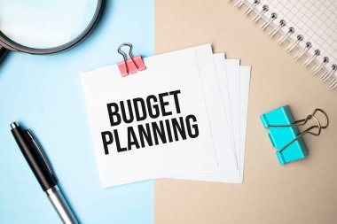 Hafif arka plan büyüteç, kalem ve üzerinde 