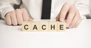Adam ahşap bloklarla kelime CACHE yaptı