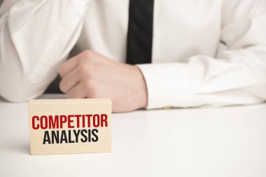 İş görüşmesi zamanı. COMPETITOR Analizis. Defter ahşap masada. Fikir sunumu, planları analiz et.