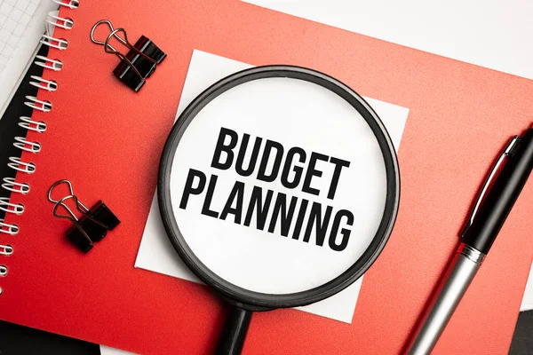 桌面上有报告 记事本 计算器 现金和黄色贴纸 上面有 预算计划 业务概念 — 图库照片