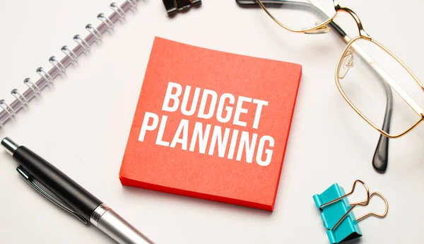 桌面上有报告 笔记本 计算器 现金和红色贴纸 上面有 预算计划 业务概念 — 图库照片