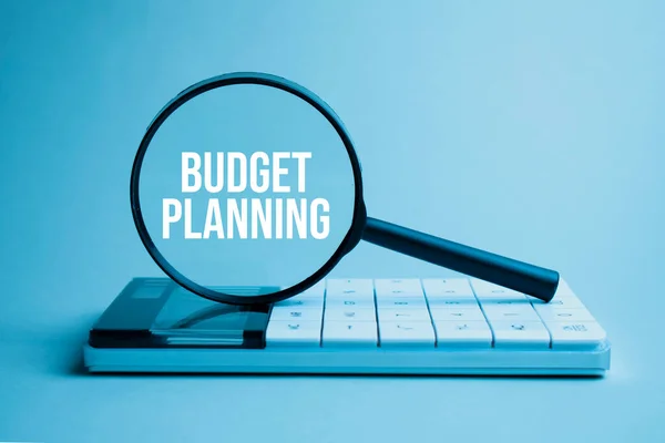 金融和商业概念 白色背景上有一个计算器和一个放大镜 上面刻着 预算计划 — 图库照片