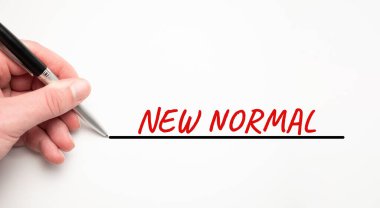 Kırmızı kalemli el yazısıyla yeni bir NORMAL. Beyaz arka planda izole edilmiş. İş konsepti.