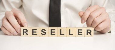 Adam ahşap bloklarla kelime değiştirici yaptı.