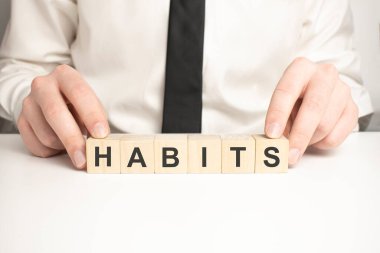 İnsanlar tahta bloklarla HABITS 'i yarattı.