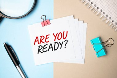 Hafif arka plan büyüteç, kalem ve üzerinde 