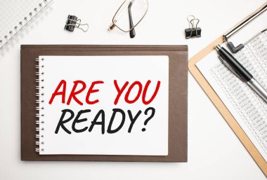 Masaüstünde raporlar, not defterleri, hesap makinesi, nakit para ve üzerinde 