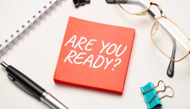 Masaüstünde raporlar, not defterleri, hesap makinesi, nakit para ve üzerinde 