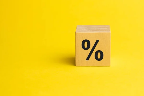 Prozentzeichen Auf Holzwürfeln Vor Gelbem Hintergrund Mit Kopierraum Konzept Von — Stockfoto
