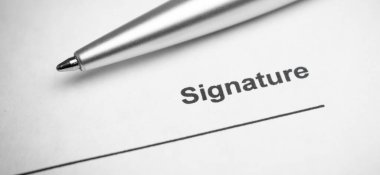 Sözleşmeyi imzaladığın için kalem. Kalem ve sözleşme laptopta..