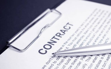 Sözleşme üzerinde gümüş kalem close-up. seçici odak üstünde belgili tanımlık tepe-in kalem.