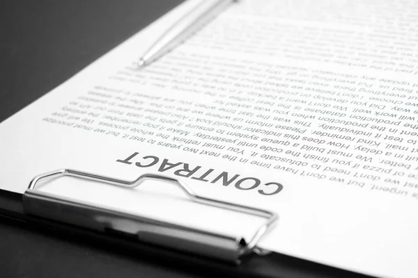 Doküman Kontratındaki Gümüş Kalemin Yakın Çekimi Yasal Sözleşme Imzalamak Gayrimenkul — Stok fotoğraf