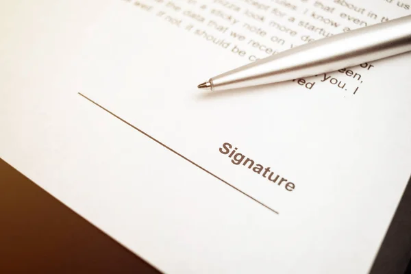 Ondertekening Van Het Contract Met Vulpen Contract Concept — Stockfoto