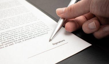 İş adamı kontrat imzalıyor, iş sözleşmesi detayları.