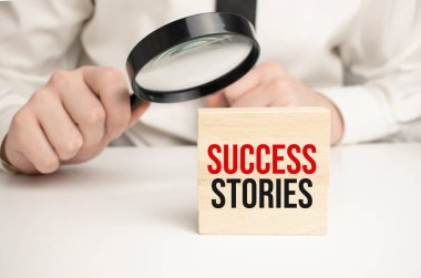 Büyüteç ve El Başarı Hikayeleri. Defter ahşap masada. Fikir sunumu, planları analiz et.