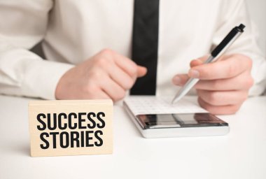 Hesap makinesi kalem ve iş adamı. Başarı Hikayeleri. Defter ahşap masada. Fikir sunumu, planları analiz et.