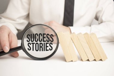 İş görüşmesi zamanı. Önümüzde değişiklikler var. Defter ahşap masada. Fikir sunumu, planları analiz et.