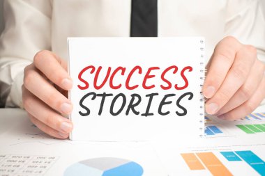 İş görüşmesi zamanı. Önümüzde değişiklikler var. Defter ahşap masada. Fikir sunumu, planları analiz et.