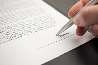 İş adamı kontrat imzalıyor, iş sözleşmesi detayları.