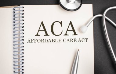 Masada steteskop ve tıbbi konsept içeren ACA Ekonomik Bakım Yasası var.