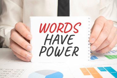 Kelimelerin gücü vardır. Defter ahşap masada. Fikir sunumu, planları analiz et.